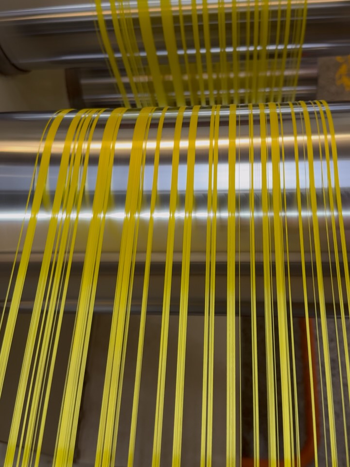 Monofilamento amarelo estabilizado em produção.